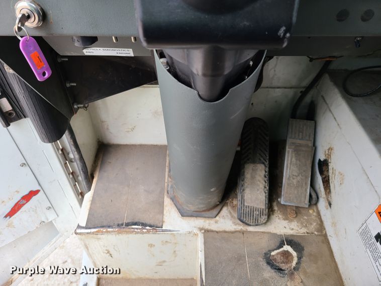 image for item K5856 2005 Crane Carrier  refuse truck