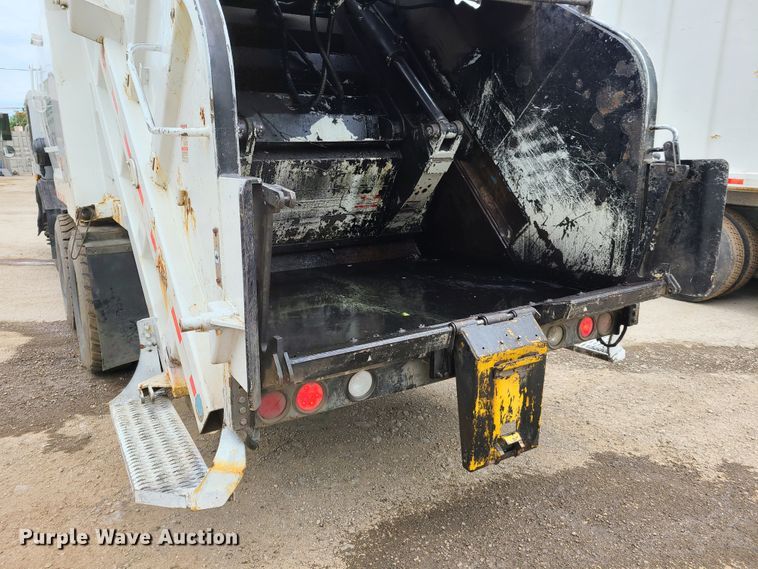 image for item K5856 2005 Crane Carrier  refuse truck