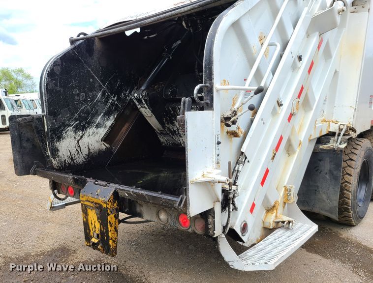 image for item K5856 2005 Crane Carrier  refuse truck