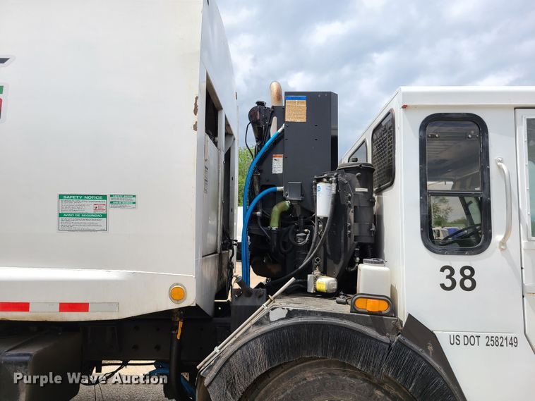 image for item K5856 2005 Crane Carrier  refuse truck