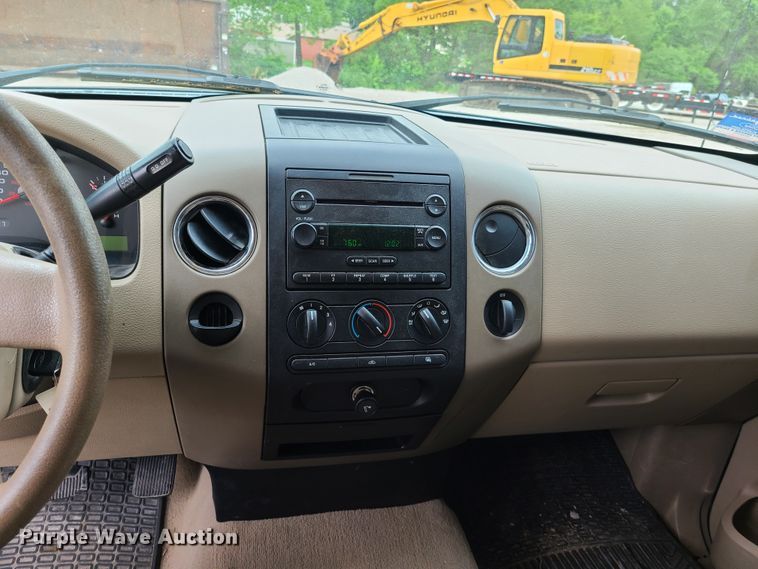image for item K5899 2005 Ford F150 SuperCrew Cab pickup truck