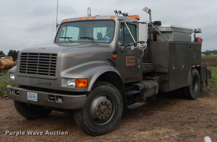 image for item DA8365 1992 International 4900  service truck with crane