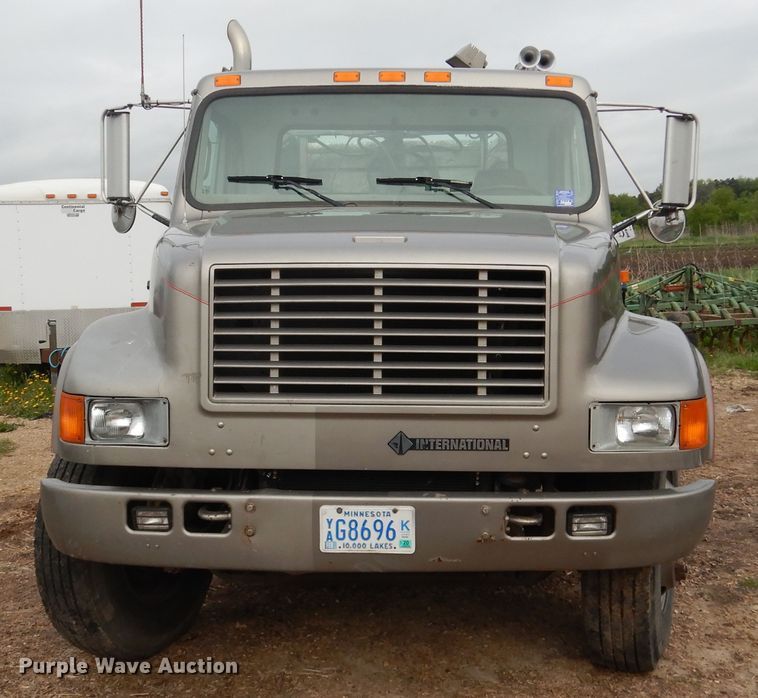 image for item DA8365 1992 International 4900  service truck with crane