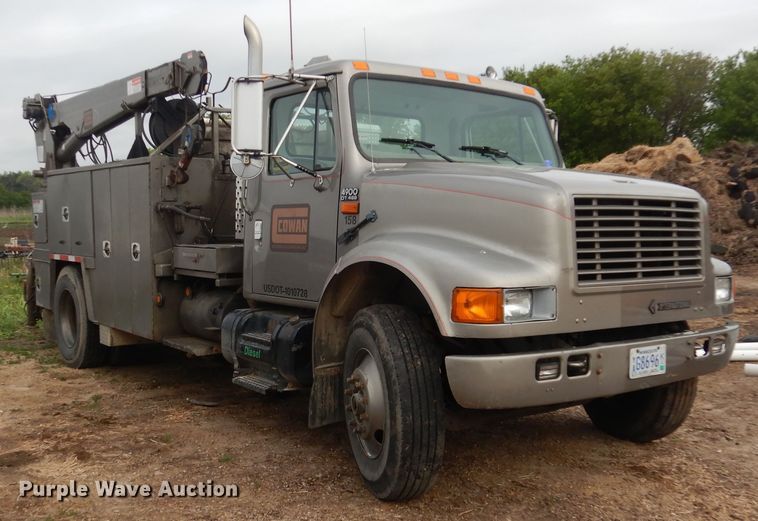 image for item DA8365 1992 International 4900  service truck with crane