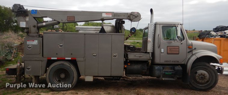 image for item DA8365 1992 International 4900  service truck with crane