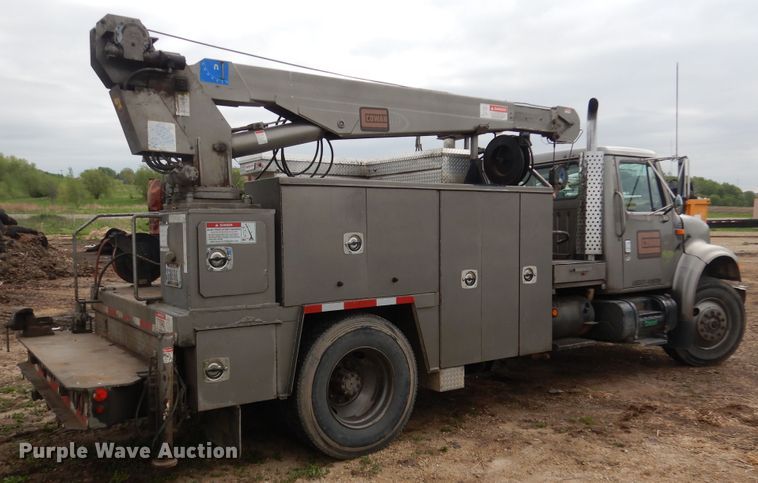 image for item DA8365 1992 International 4900  service truck with crane