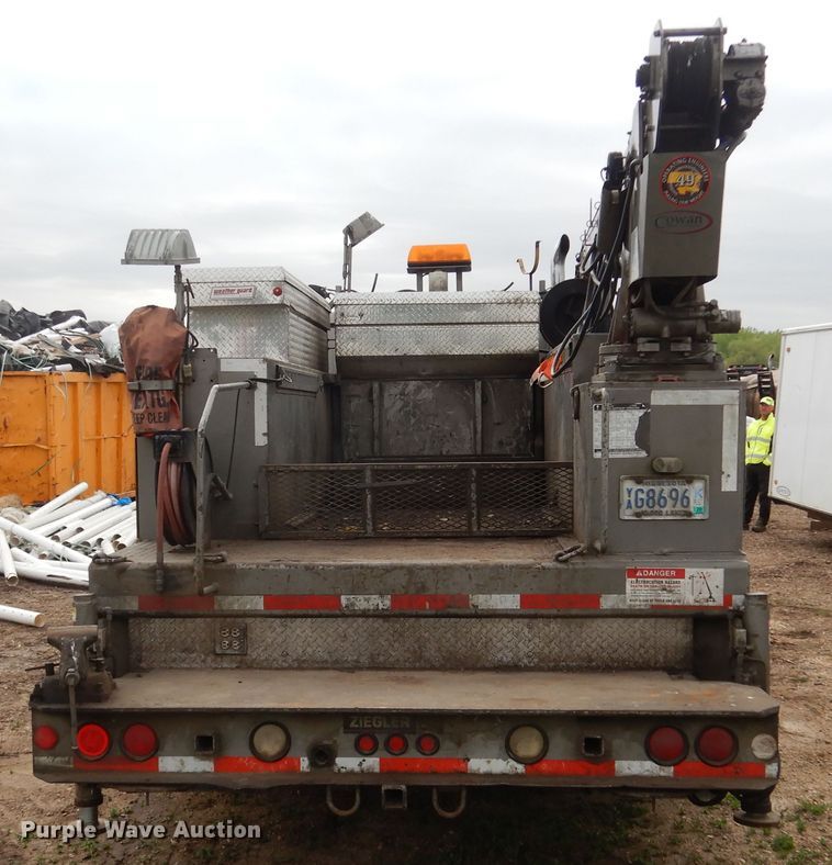 image for item DA8365 1992 International 4900  service truck with crane