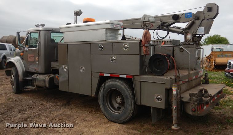 image for item DA8365 1992 International 4900  service truck with crane