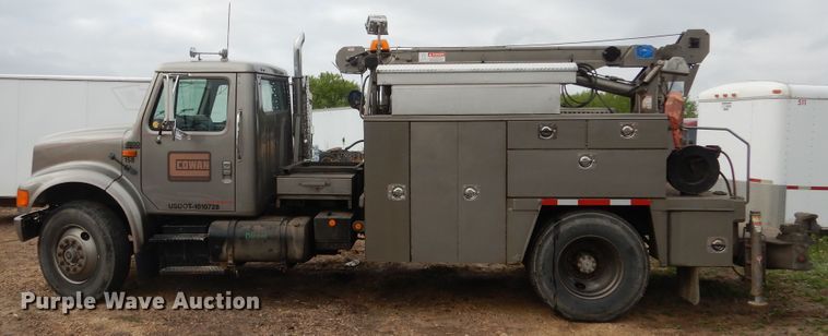 image for item DA8365 1992 International 4900  service truck with crane