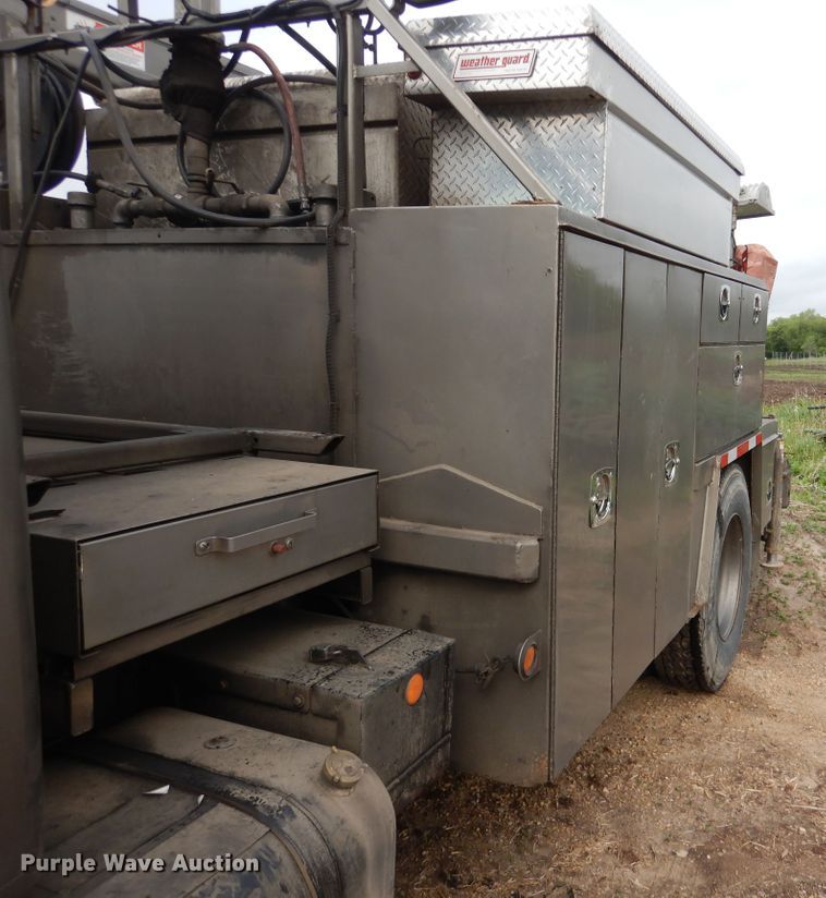 image for item DA8365 1992 International 4900  service truck with crane