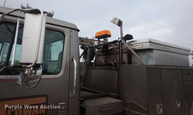 image for item DA8365 1992 International 4900  service truck with crane