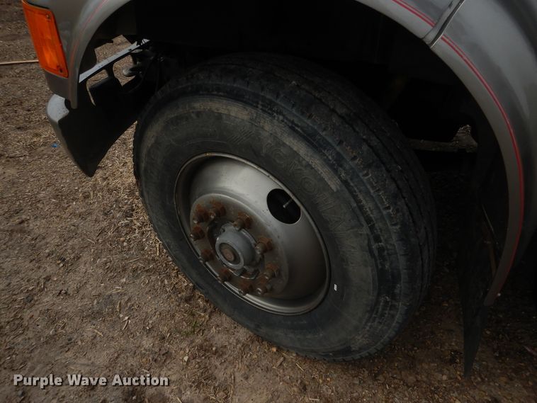 image for item DA8365 1992 International 4900  service truck with crane