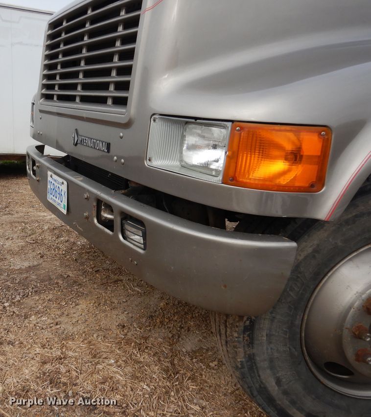 image for item DA8365 1992 International 4900  service truck with crane