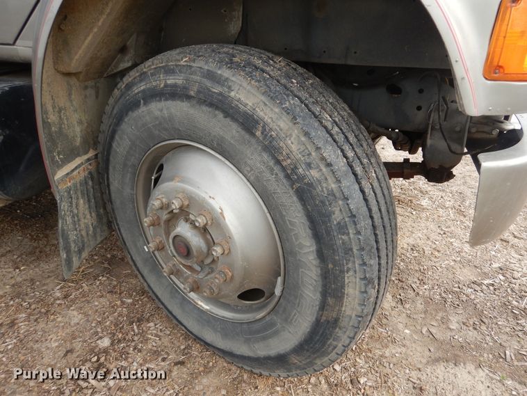 image for item DA8365 1992 International 4900  service truck with crane