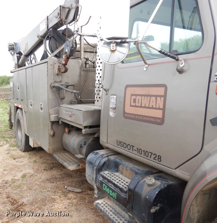 image for item DA8365 1992 International 4900  service truck with crane