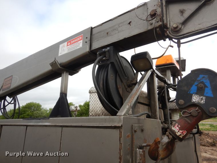 image for item DA8365 1992 International 4900  service truck with crane