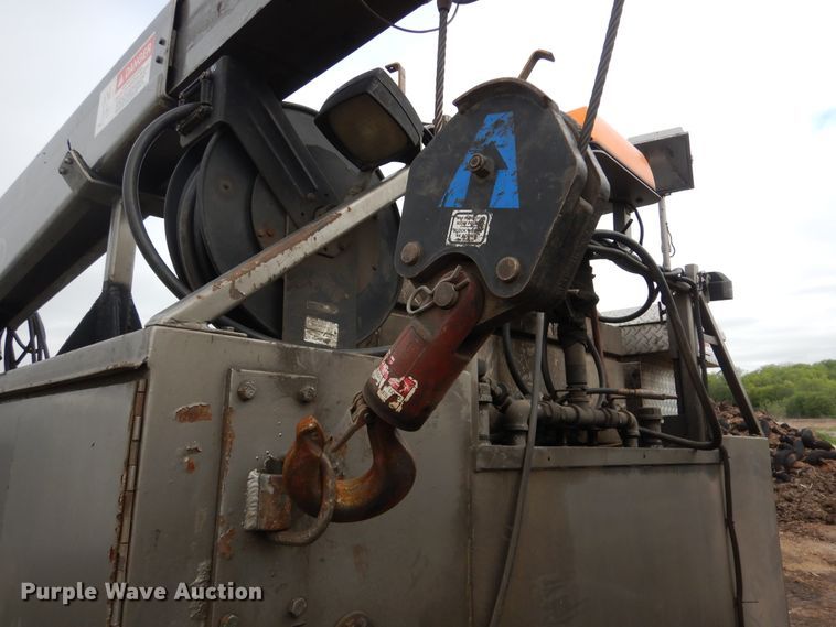 image for item DA8365 1992 International 4900  service truck with crane