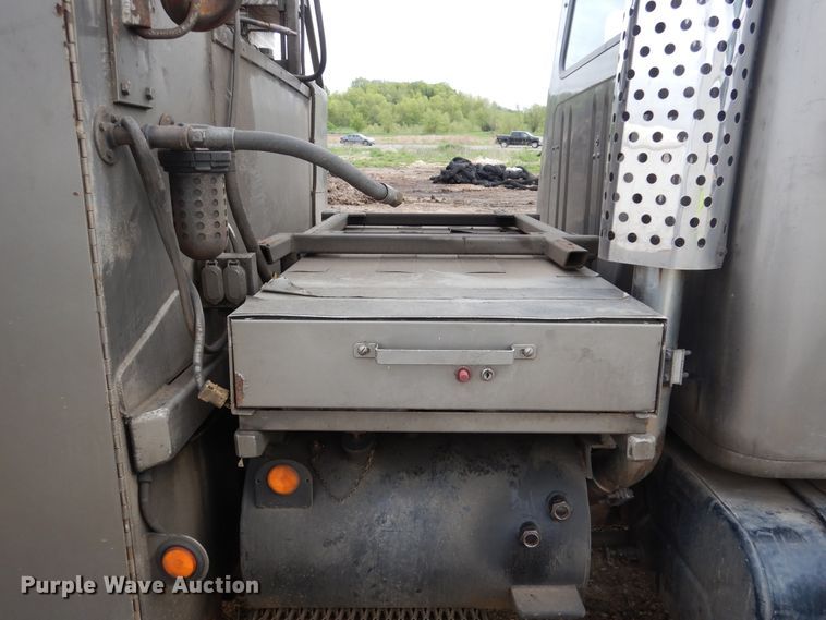 image for item DA8365 1992 International 4900  service truck with crane