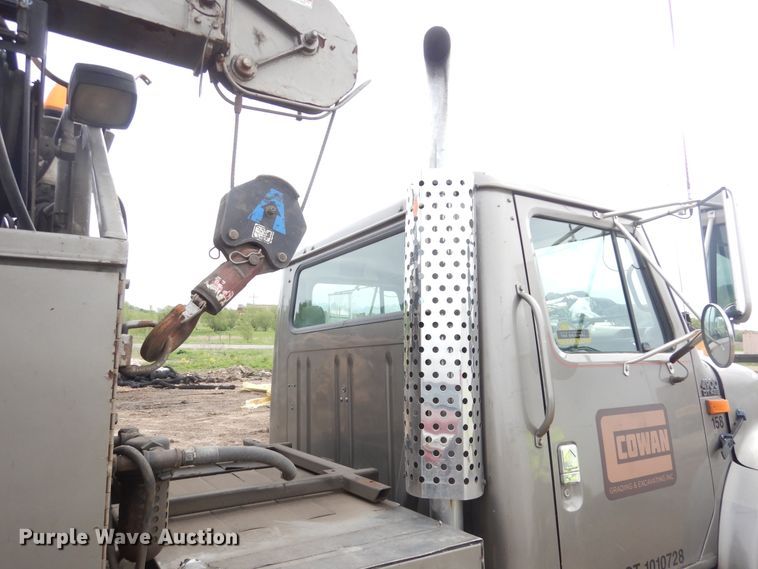 image for item DA8365 1992 International 4900  service truck with crane