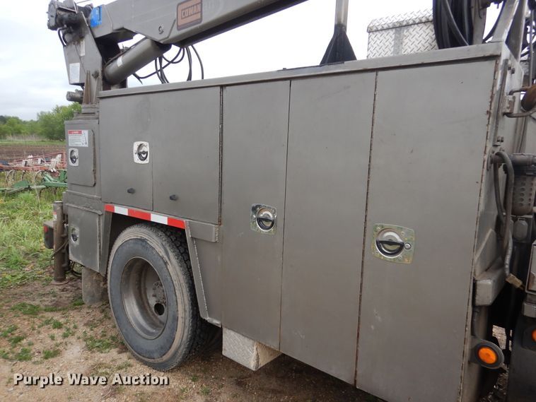 image for item DA8365 1992 International 4900  service truck with crane