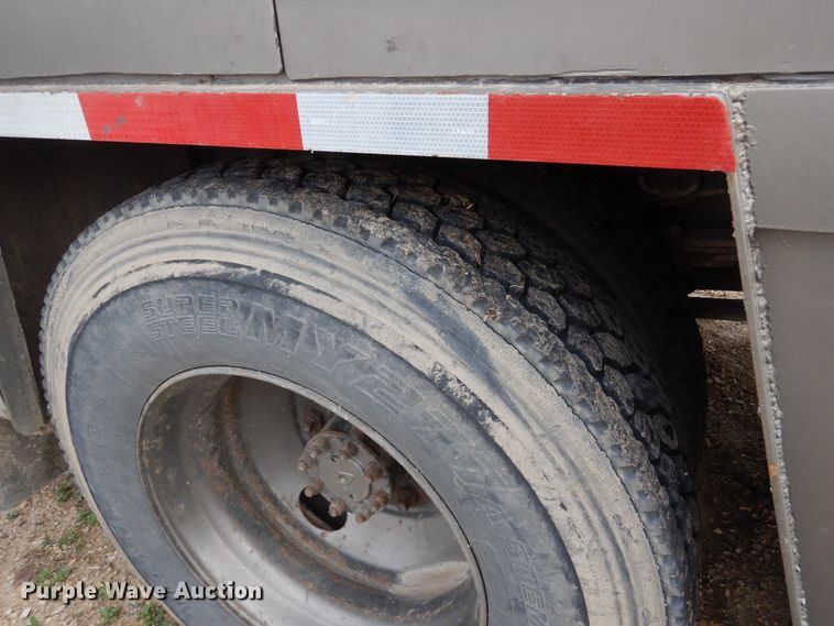 image for item DA8365 1992 International 4900  service truck with crane