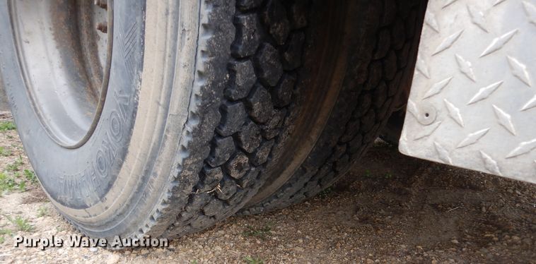 image for item DA8365 1992 International 4900  service truck with crane