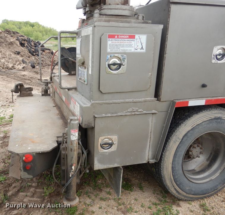 image for item DA8365 1992 International 4900  service truck with crane