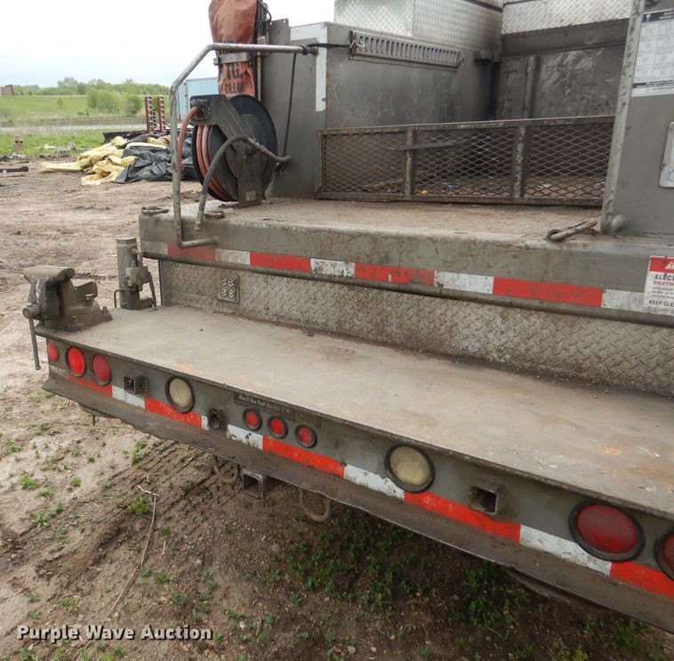 image for item DA8365 1992 International 4900  service truck with crane