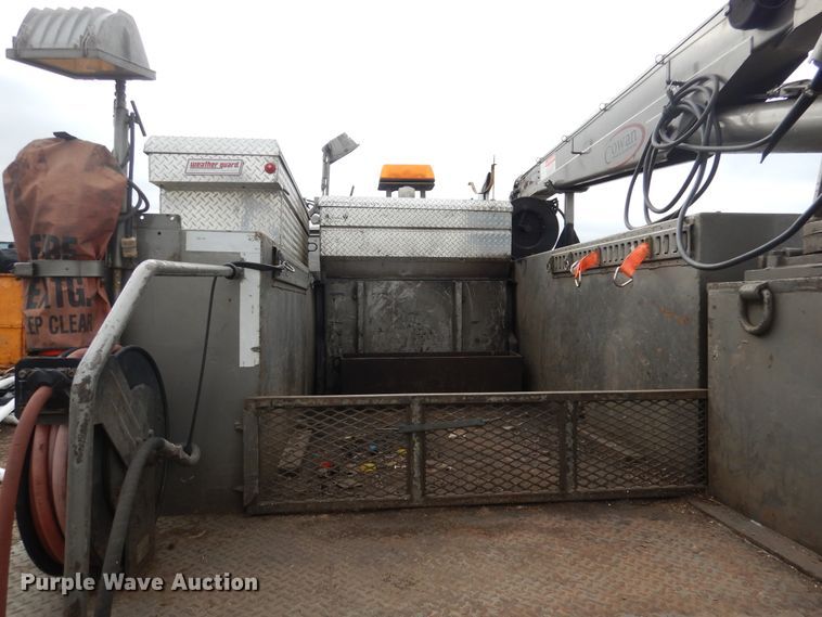 image for item DA8365 1992 International 4900  service truck with crane