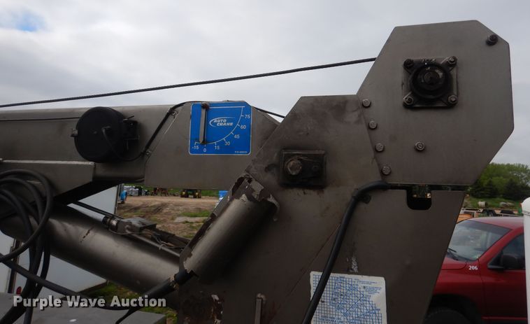 image for item DA8365 1992 International 4900  service truck with crane