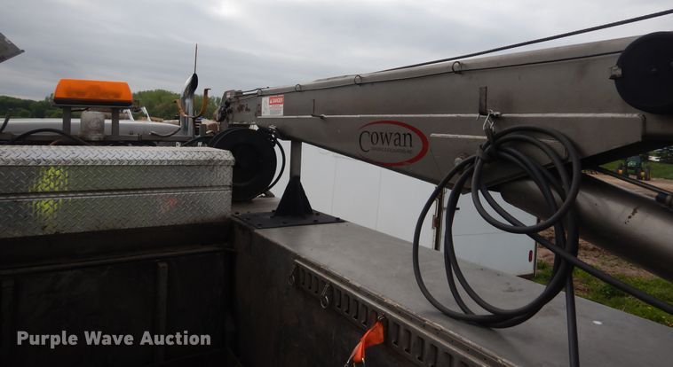 image for item DA8365 1992 International 4900  service truck with crane