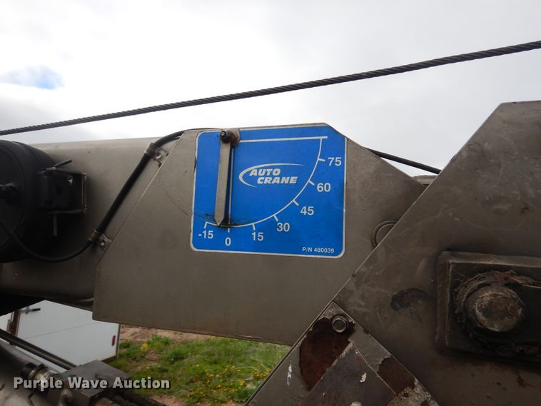 image for item DA8365 1992 International 4900  service truck with crane