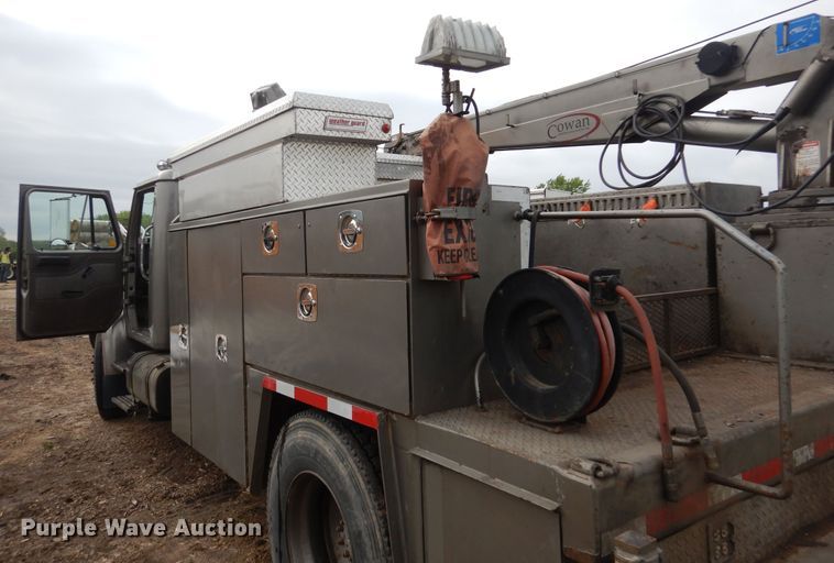 image for item DA8365 1992 International 4900  service truck with crane