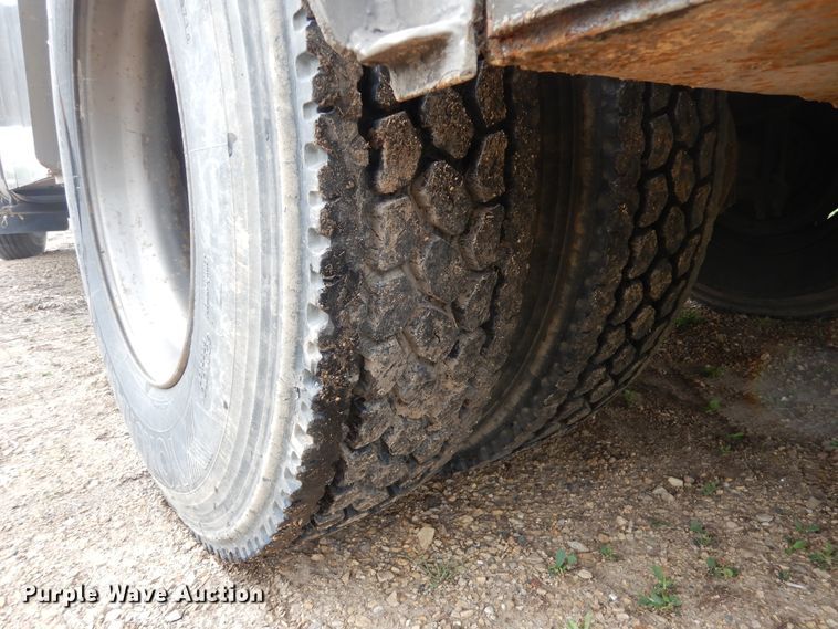 image for item DA8365 1992 International 4900  service truck with crane