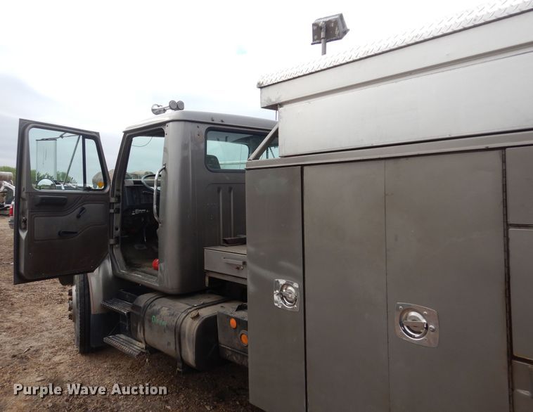 image for item DA8365 1992 International 4900  service truck with crane