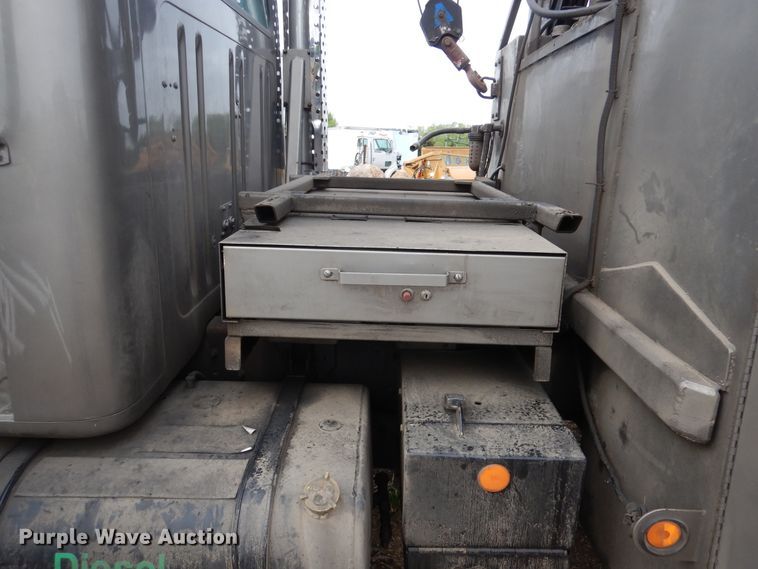 image for item DA8365 1992 International 4900  service truck with crane