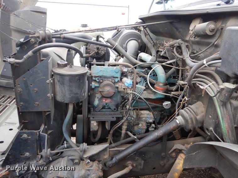 image for item DA8365 1992 International 4900  service truck with crane