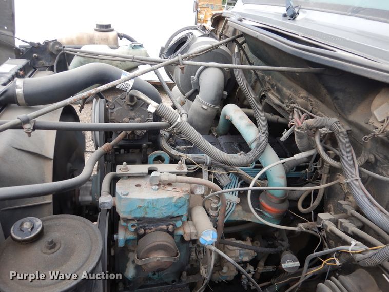 image for item DA8365 1992 International 4900  service truck with crane