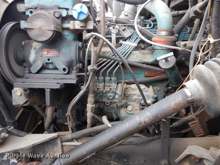 image for item DA8365 1992 International 4900  service truck with crane