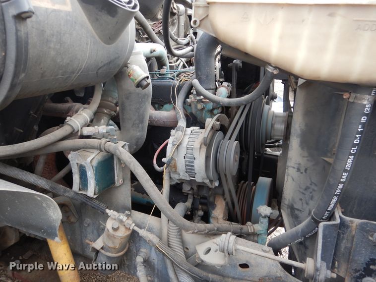 image for item DA8365 1992 International 4900  service truck with crane