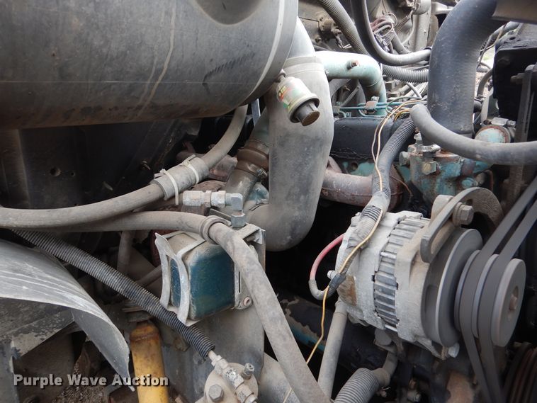 image for item DA8365 1992 International 4900  service truck with crane