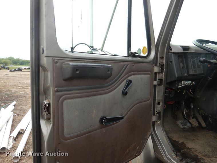 image for item DA8365 1992 International 4900  service truck with crane