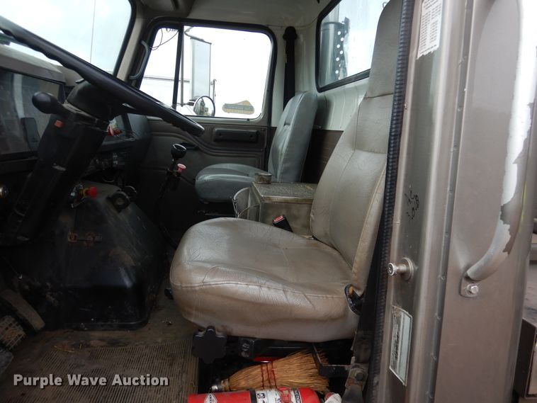 image for item DA8365 1992 International 4900  service truck with crane