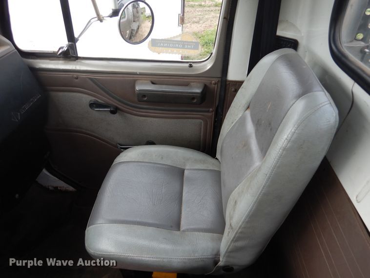 image for item DA8365 1992 International 4900  service truck with crane