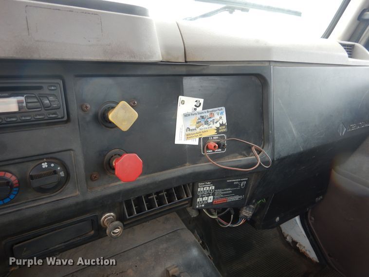 image for item DA8365 1992 International 4900  service truck with crane