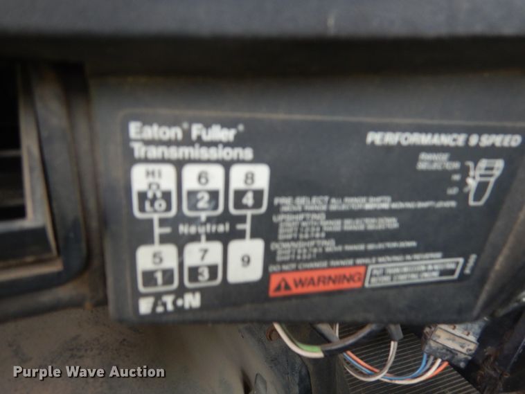 image for item DA8365 1992 International 4900  service truck with crane