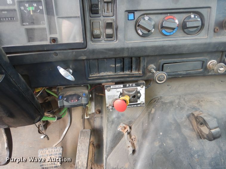 image for item DA8365 1992 International 4900  service truck with crane