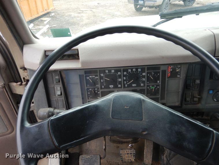 image for item DA8365 1992 International 4900  service truck with crane