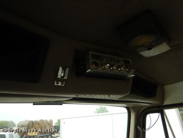 image for item DA8365 1992 International 4900  service truck with crane