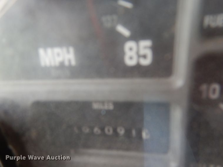 image for item DA8365 1992 International 4900  service truck with crane